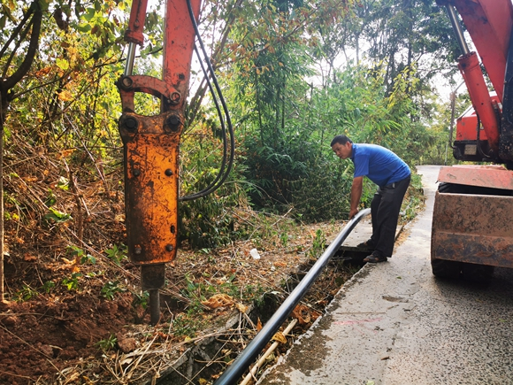 工人正在安装输水管道。江津区贾嗣镇供图 华龙网发