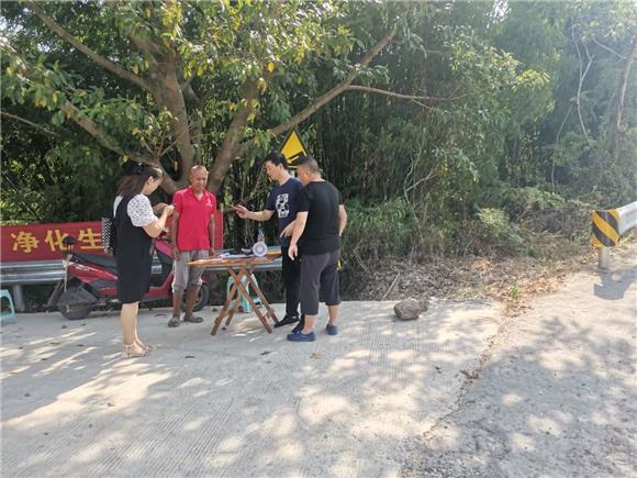 龙石镇村干部和志愿者在龙万路万福村国有林设立森林防火检查点。通讯员 张东梅 摄