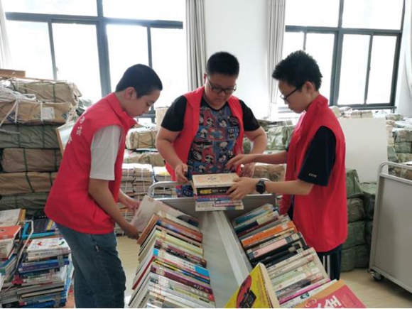 小志愿者们整理图书。江津区图书馆供图 华龙网发