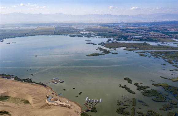 宁夏沙湖景区（无人机照片）。新华社记者 杨植森 摄