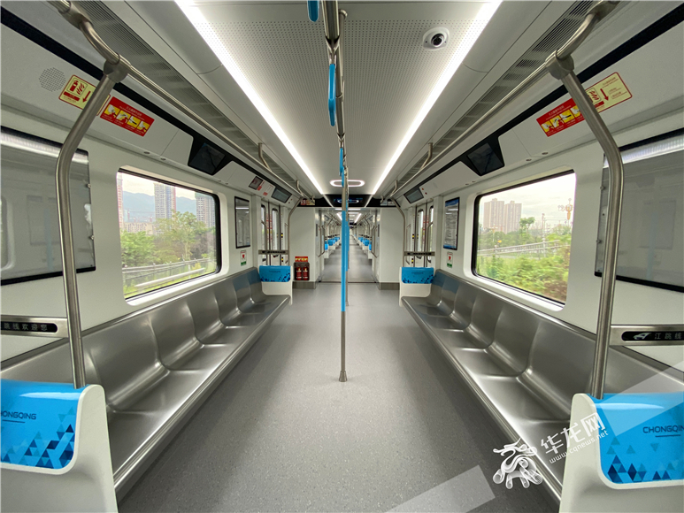 4、车厢内部以蓝白色为主调。华龙网-新重庆客户端记者 刘钊 摄