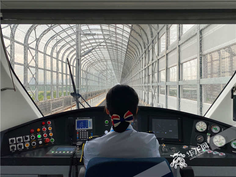 5、工作人员正在驾驶江跳线列车。华龙网-新重庆客户端记者 刘钊 摄