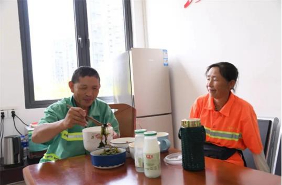 在劳动者港湾内，环卫工正在午餐休息。江津区滨江新城建设管理中心供图 华龙网发