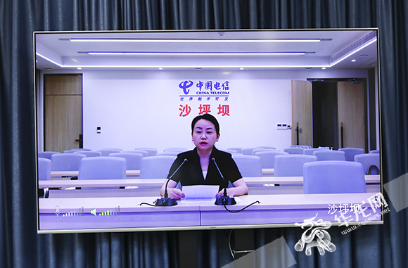 黄可欣回答记者提问。华龙网-新重庆客户端首席记者 李文科 摄