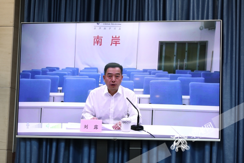 刘露回答记者提问。华龙网-新重庆客户端首席记者 李文科 摄