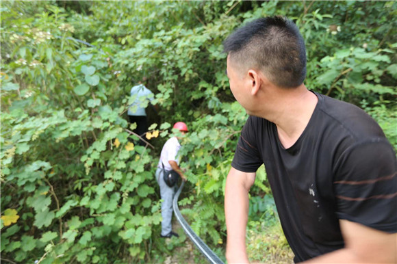 村民和姚云一起找水源安装水管。云阳县委宣传部供图 华龙网发