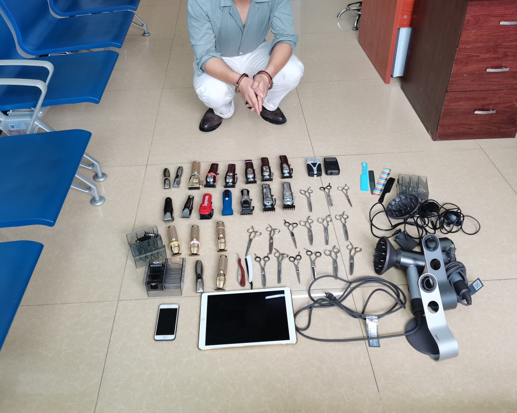 3王某指认盗窃的洗剪吹设备。重庆市江北区警方供图