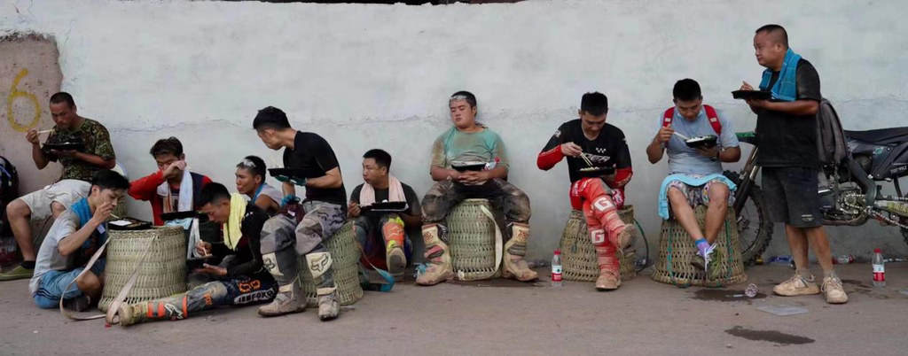 Dai Song and other riders were taking a short rest on site. (The fifth on the right is Dai Song, photo provided by Chongqing Administration of Sport)
