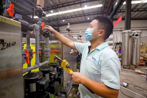 重庆摩尔水处理设备有限公司的生产已恢复。通讯员 雷键 摄