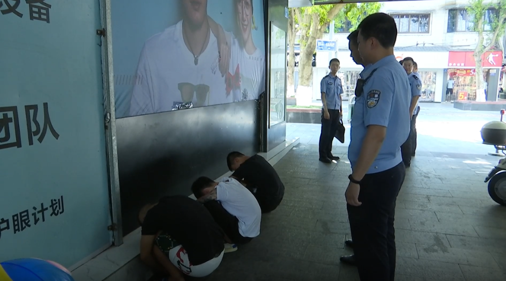 3民警抓获嫌疑人。重庆市荣昌区警方供图