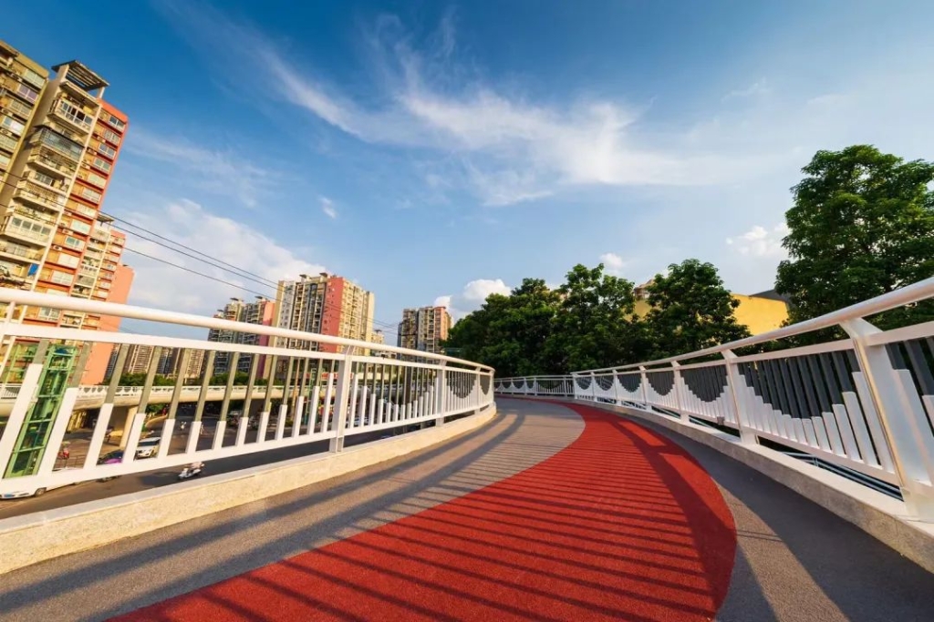 该人行天桥保证行人过街安全.市住房城乡建委供图