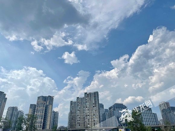 晴热天气持续，蓝天白云。华龙网-新重庆客户端记者 李裕锟 摄
