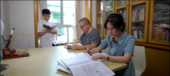 平日里，李敏锐一家人都喜欢看书。江北区大石坝街道供图 华龙网发