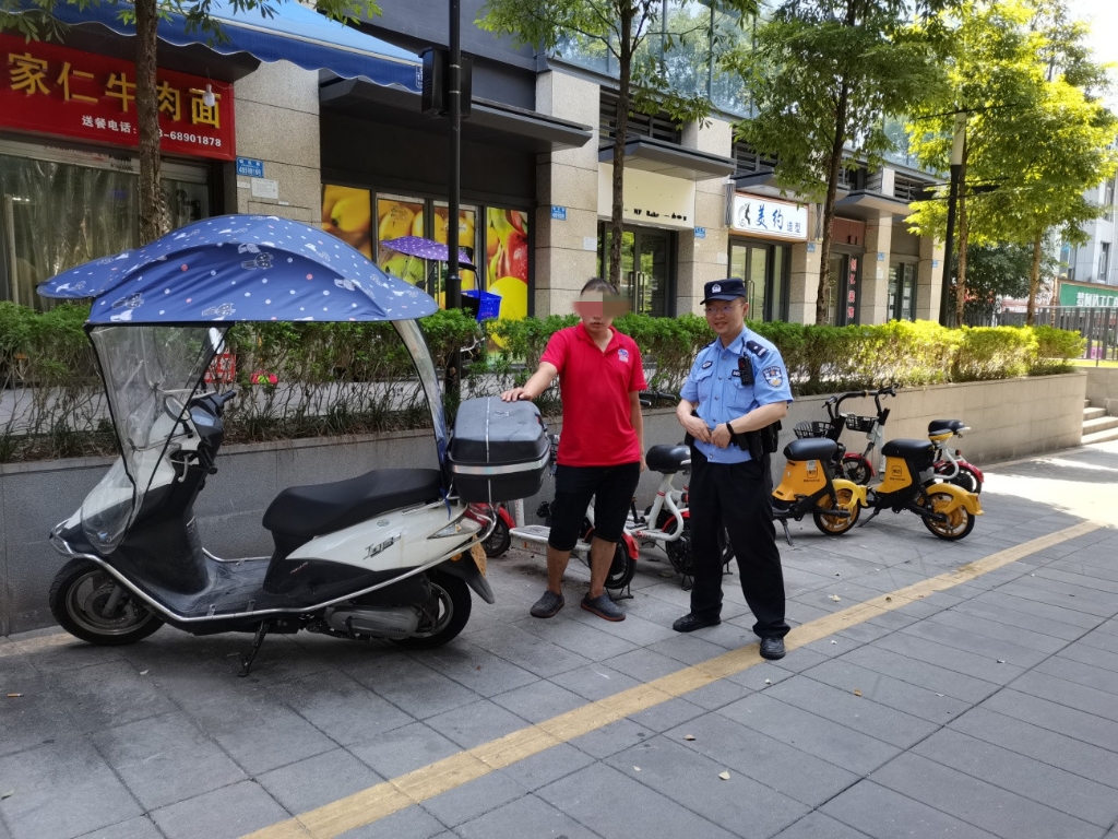 找到摩托车，孙先生向民警表示了歉意。大渡口区警方供图