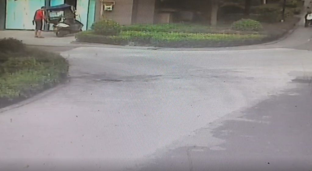 视频显示，开锁骑走摩托车的男子，与报警人孙先生一模一样。大渡口区警方供图
