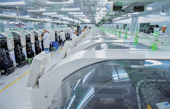 工作人员正在操控自动化生产线进行LED显示屏生产。綦江日报记者 陈星宇 摄
