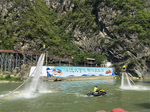 水上飞人在大宁河里表演。华龙网—新重庆客户端记者 冉长军 摄