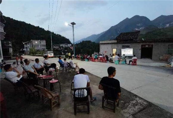 村民们观看露天电影。庙塆村供图 华龙网发