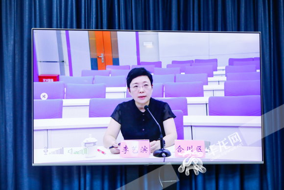 李艺滨回答记者提问。华龙网-新重庆客户端记者 石涛 摄