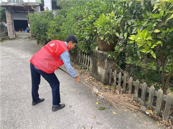 2组织志愿者开展乡村清洁行动。金凤镇供图