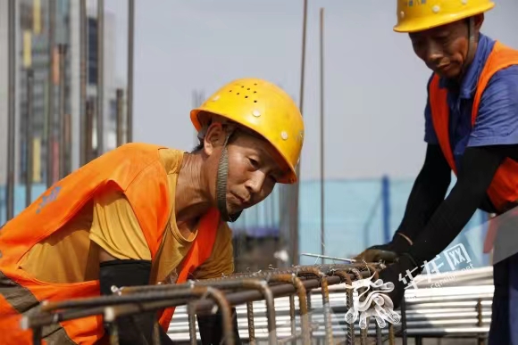 施工现场，工人们忙着绑扎钢筋。华龙网-新重庆客户端记者 石涛 摄
