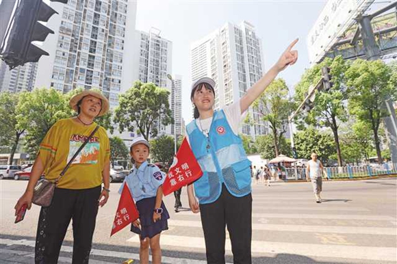 志愿者在交通路口进行文明引导