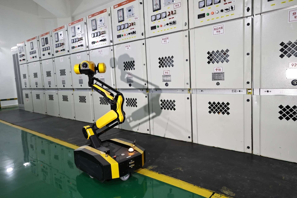 8月5日，智能机器人在长嘉汇小区配电房开展智能巡检。通讯员 潘洪 摄