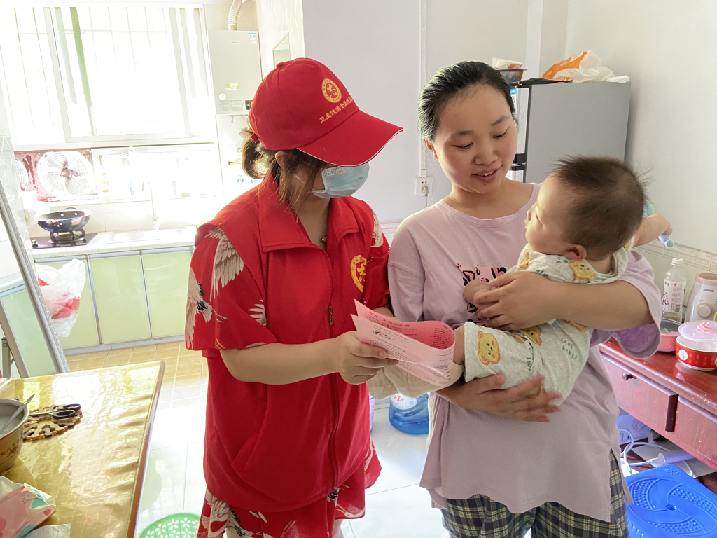 璧山区八塘镇中心卫生院志愿者入户为宝妈宣传母乳喂养的好处