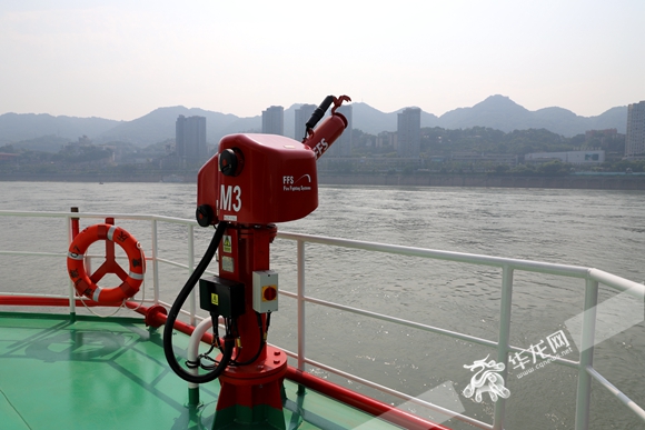 2船上的消防炮。华龙网-新重庆客户端记者 尹建红 摄