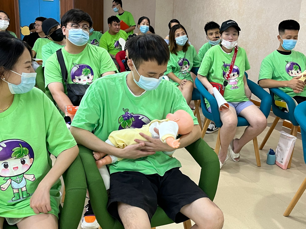 璧山区妇幼保健院用模拟宝贝演示如何正确喂哺婴儿