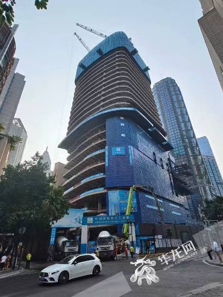 时尚文化城项目的塔楼建设已至29层，预计今年底将施工至43层。华龙网-新重庆客户端记者 石涛 摄