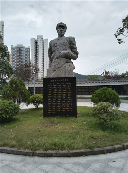 图3唐赤英雕像。石马镇供图