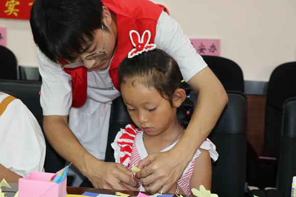 志愿者正在手把手教小班学员制作花束。 通讯员 郭凡 摄