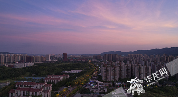 今日傍晚，中心城区出现绚丽多彩的彩霞。华龙网-新重庆客户端 首席记者 李文科摄