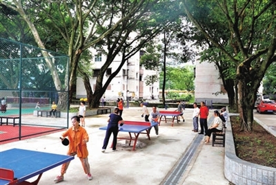 2屏锦镇新桥社区健身中心，居民在打乒乓球。 记者 向成国 摄