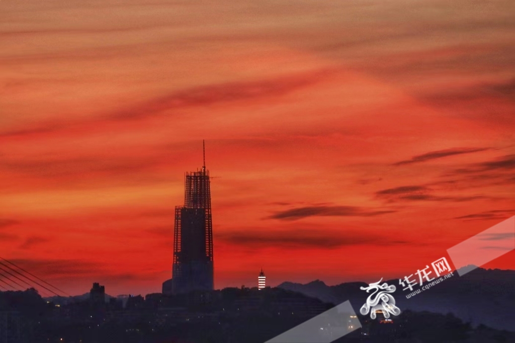 晚霞映衬中的重庆第一高楼和鹅岭瞰胜楼。华龙网-新重庆客户端记者 张质 摄