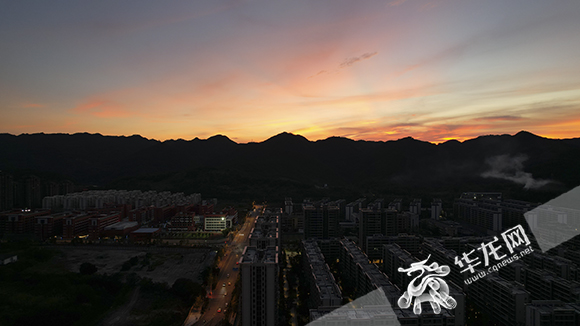 夕阳西下，红霞满天飞。华龙网-新重庆客户端 首席记者 李文科 摄