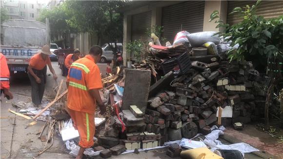 1工人正在清理丢弃的建筑垃圾。通讯员 文静 摄