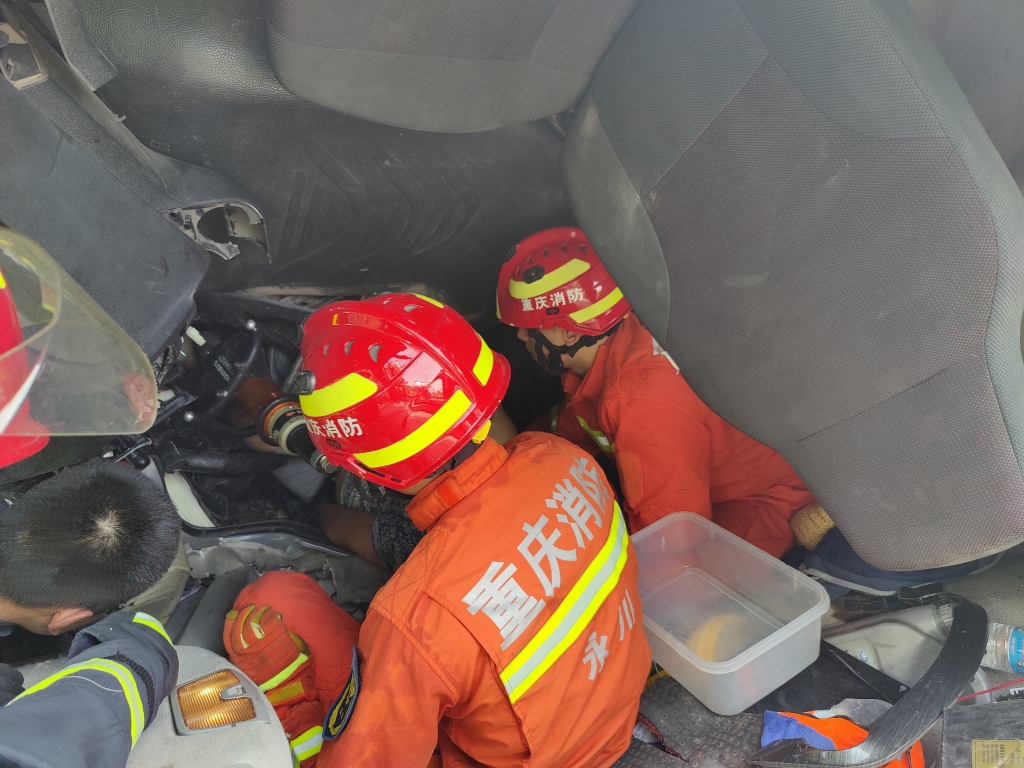 2司机双腿均被卡住。永川区消防供图