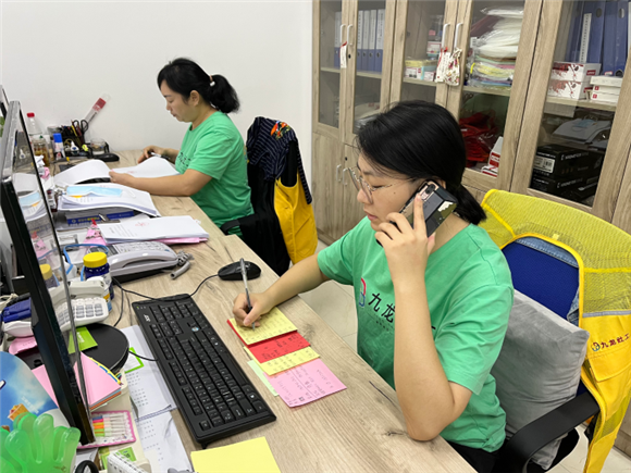 九龙街道志愿服务“热线”团队正在工作。记者 邬姜 摄_副本