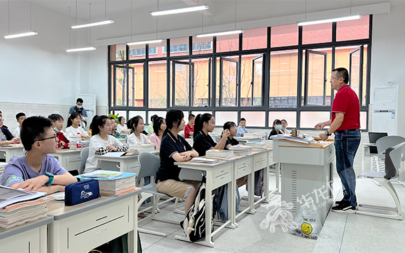 八中龙兴中学初2025级1班正开启“开学第一课”。华龙网-新重庆客户端 李永欢 摄