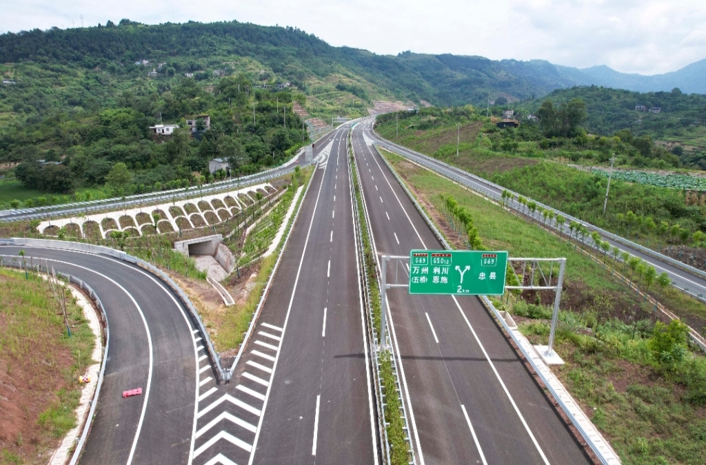 随着恩广高速重庆万州新田至高峰段开通运营，标志着万州80公里城市环线高速整体贯通。受访者供图