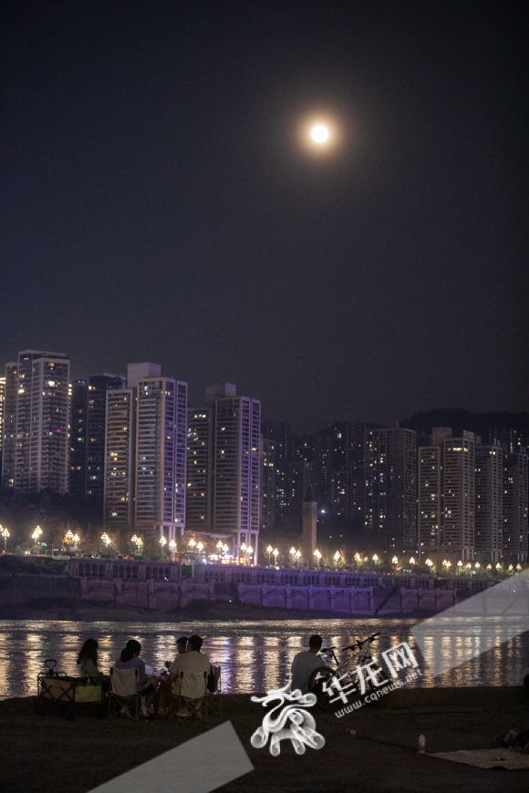 北滨路三洞桥，市民在江边赏月。华龙网-新重庆客户端记者 张质 摄