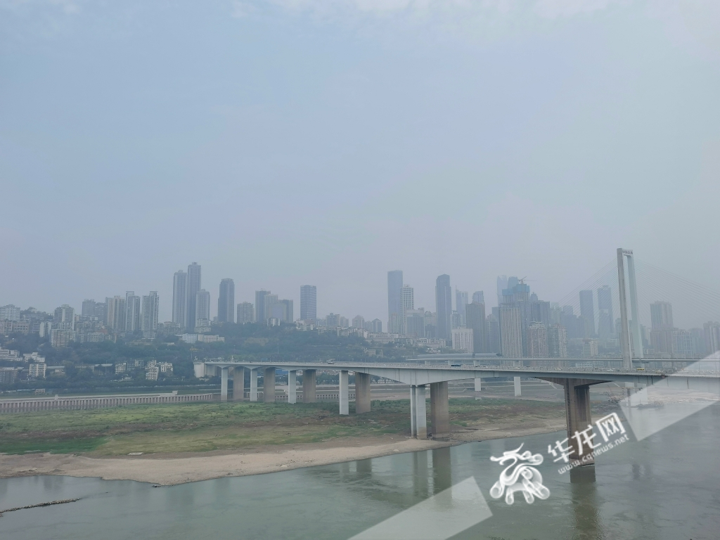 9月10日，中心城区雾气较重，阳光时隐时现。华龙网-新重庆客户端记者 张质 摄