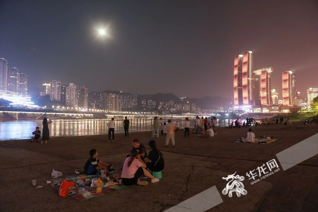 北滨路三洞桥，一些市民和家人一起在江边赏月。华龙网-新重庆客户端记者 张质 摄