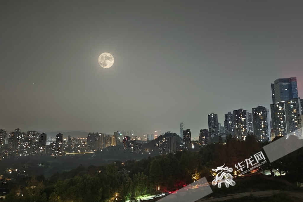 一轮圆月在两江新区上空升起（二次曝光合成图片）。华龙网-新重庆客户端记者 石涛 摄