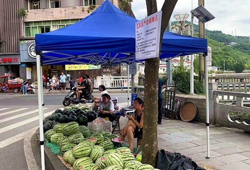 瓜农在规划区域销售西瓜。通讯员 黄玉 摄