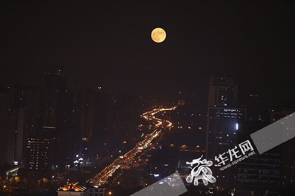 9月10日晚上8点7分,一轮圆月出现在城市上空。华龙网-新重庆客户端 记者 李文科 摄
