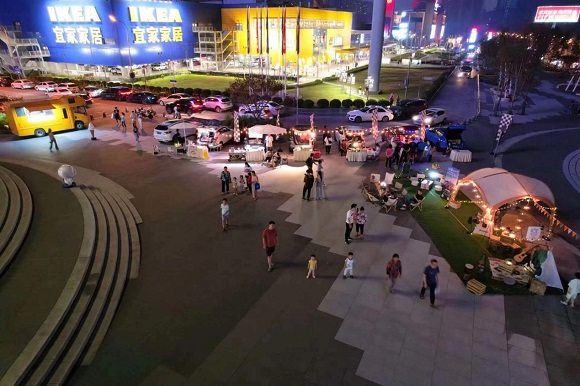 “金秋野奢露营集市”在两江新区启动。重庆优集展文化传媒有限公司供图