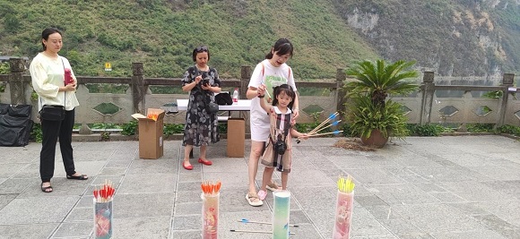 游客正在体验投壶民俗游戏。酉阳旅投供图 华龙网